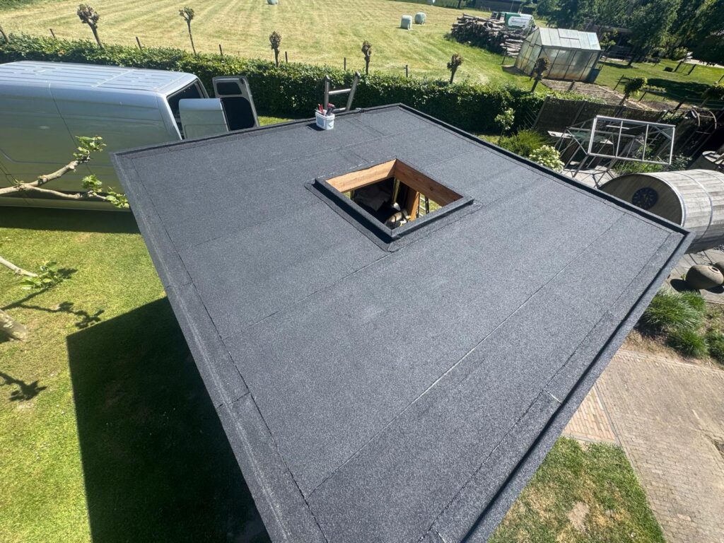 Dakdekker aan het werk in Winterswijk