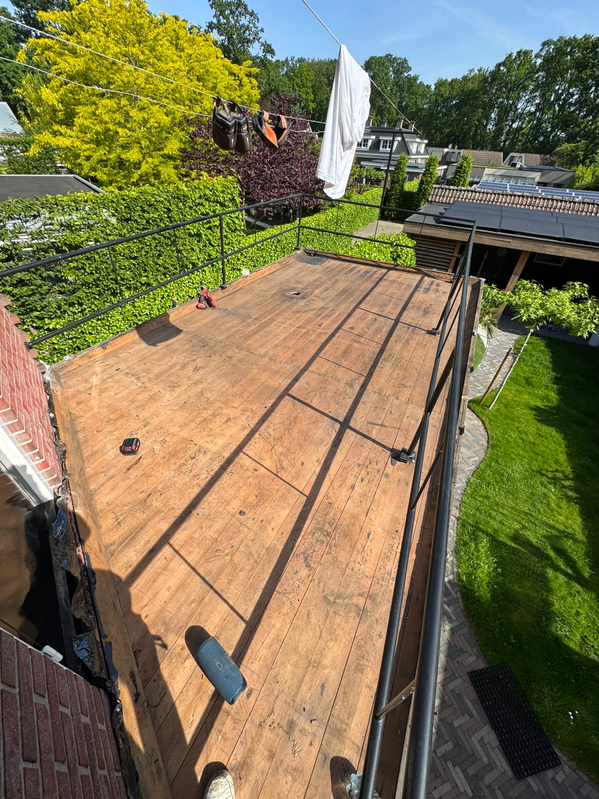 Houten ondergrond van een plat dak tijdens de werkzaamheden