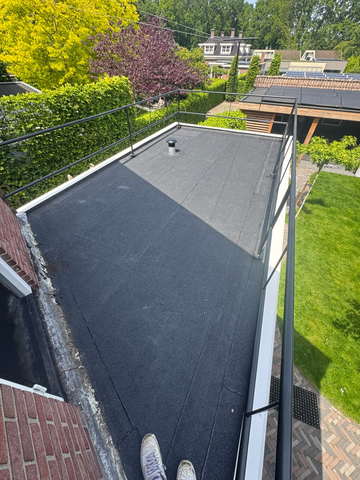 Afgewerkt plat dak met nieuwe bitumen dakbedekking